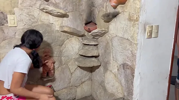 Mi pequeña hermanastra quiere descubrir que es sentir una polla en su coño. Me le vengo adentro de su coño.