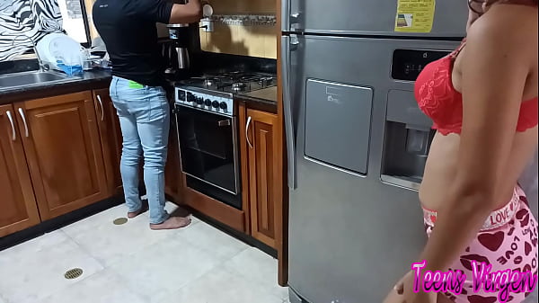 Tengo sexo con mi hermanastro en la cocina – mientras que mis padrastros salen de casa yo como puta caliente sedusco a mi hermanstro para que me folle  me llene mi coño de su esperma