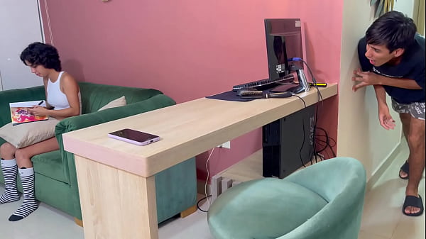 Encuentro el diario de mi pequeña hermanastra y descubro todos los secretos sexuales que ella escribe de mi.