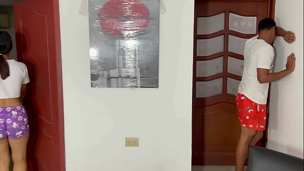 juego con mi pequeña hermanastra alas escondidas, y termino dandole la follada de su vida 1PT