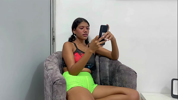 le doy la mejor follada de su vida a mi compañera de cuarto mientras habla con su novio por celular pt1