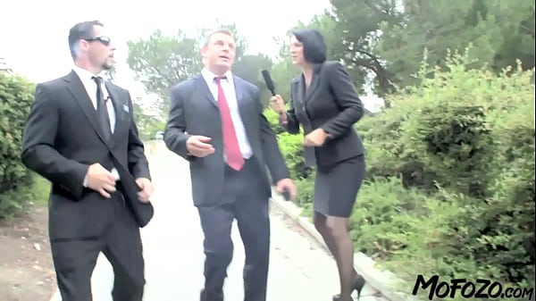 MOFOZO.com – Surprised Journalist Gets A Visit By The Gouvernator!
