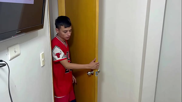 Me corro en el culo de mi hermanastra mientras me masturbo con sus calzones. H.L.