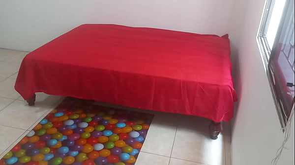 TUVE QUE LLAMAR AL MECANICO PARA QUE REPARE MI CAMA DE METAL!! EL MACHO ESTABA MUY ATRACTIVO Y COMENCE A INSINUARMELE. DESPUES DE COQUETEARLE COMENCE A MONTAR SU POLLA POR LA VAGINA Y POR EL CULO