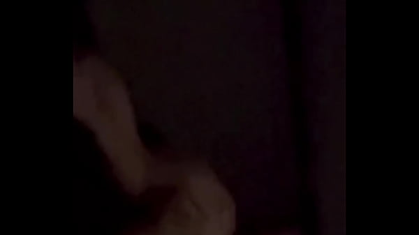 Uma verdadeira puta sentando gostoso na rola desse safado